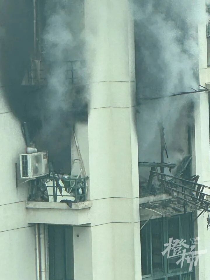 今早杭州一高层失火，隔壁小区住户：“当时外面白茫茫一片，火很快扑灭” ... ...