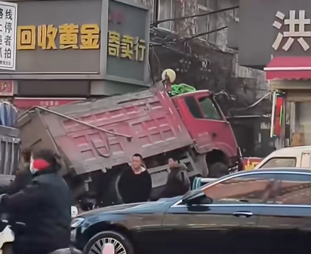 河南新乡一单位门口路面塌陷，运输沥青货车陷入坑中，当地：非市政路面，正修复 ... ...