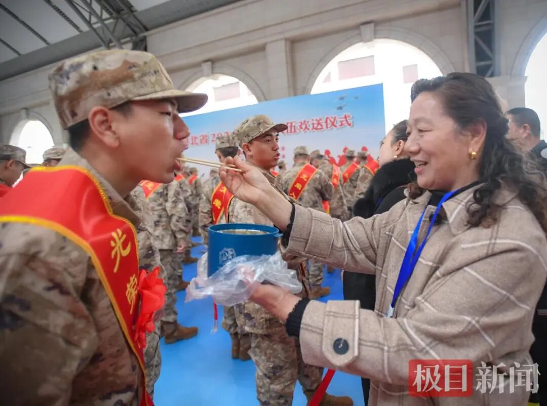 新兵出发为何要吃饺子？是传统习俗，上车饺子下车面，每一口都饱含祝福和爱意 ... ...