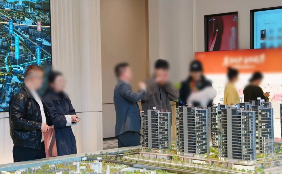 “前两天去看房，同一套房子里竟有四五组家庭一起看，从来没遇到过。”今年36岁的刘琳是上海人，在一家外企工作。2024年初，她便开始着手置换房子，想把目前在住的老房子换一套小区环境好、面积大的改善平层。每个月 ...