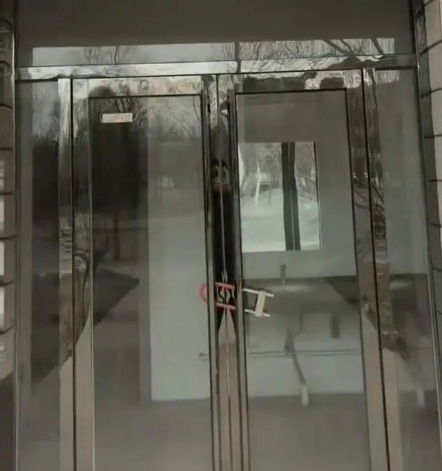 男子驾车到宁夏石嘴山市一充电站充电，其间肚子痛急需上厕所，该供电所称厕所不对外， ...