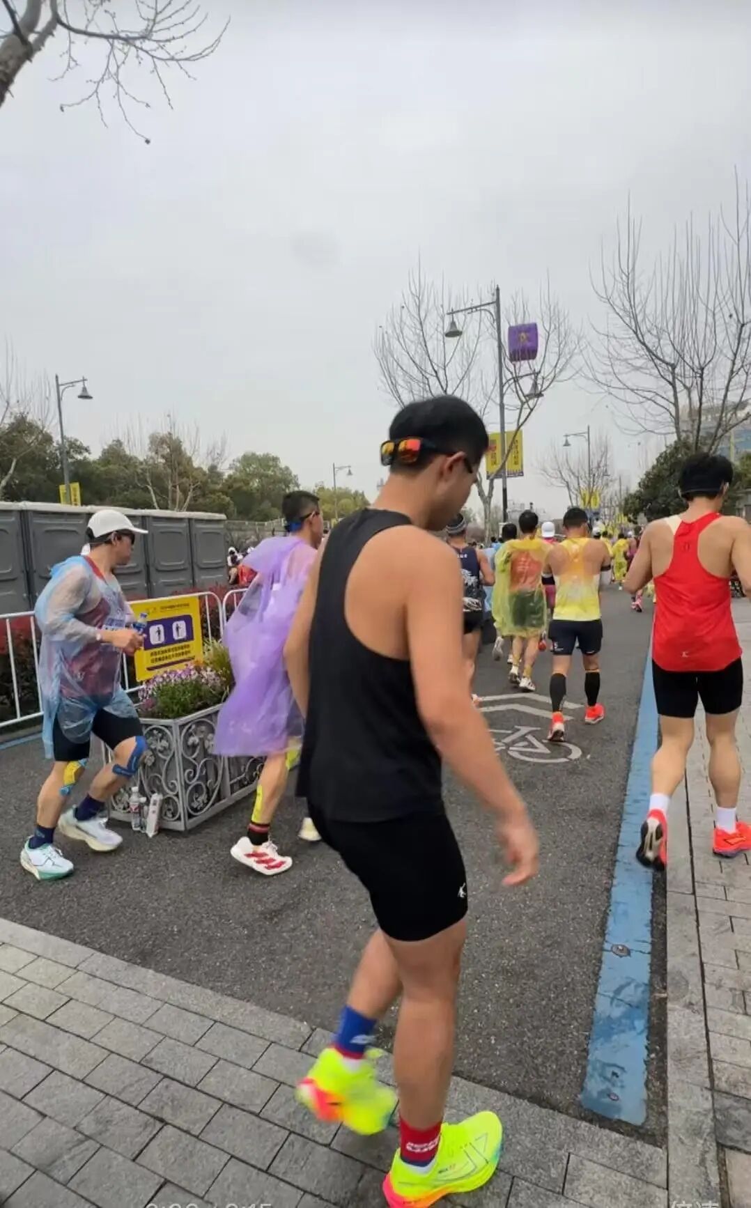 武汉马拉松今日开跑，跑者开赛前为自己加油：安全完赛，大家加油 ... ...