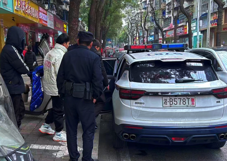 报警电话接通只有咳嗽声，接警员“秒懂” ：请用手机按键，在几栋按几次，楼层也这样  ...