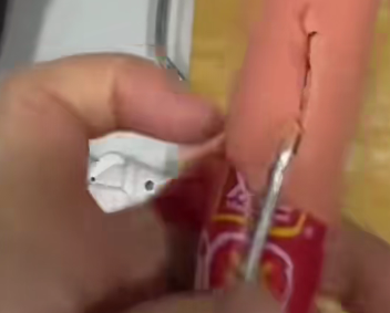 男子发现火腿肠内嵌有两根完整钢钉，当事人：品牌方工作人员已上门对接处理，并进行了 ...