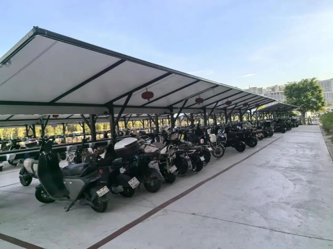 3月23日起广州天河区在全区范围内对电动自行车人行道违规停放行为开展执法如果电动自行车停在非指定区域且驾驶人不在现场执法人员将现场取证并依法对违停行为作出警告或罚款处理在此之前，天河区已经开展了数周的宣  ...