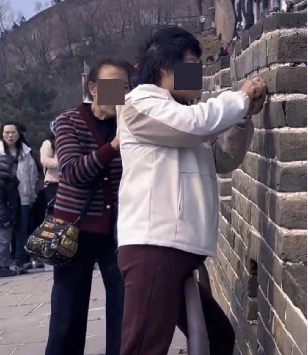 女子在八达岭长城刻字，被行拘！