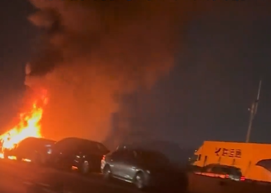 火光冲天！广深沿江高速突发车祸，3车追尾！官方最新回应