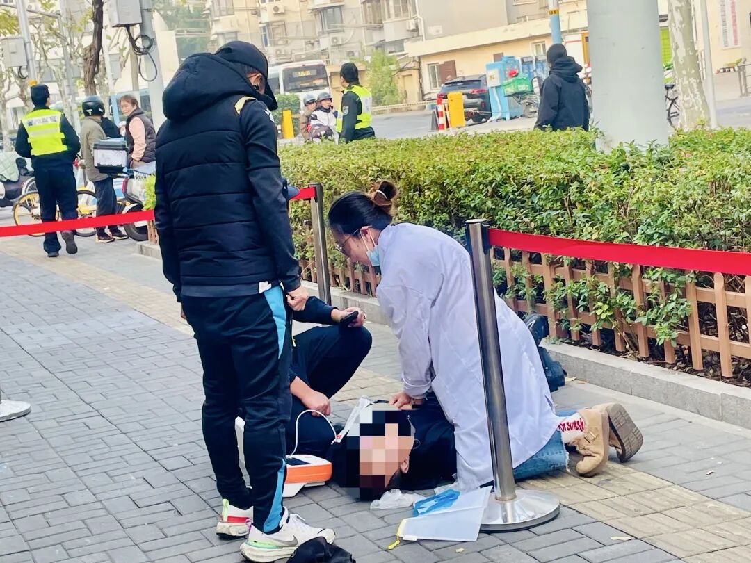 沪上多人接连突发意外，多亏“神器”得救！这张“救命地图”务必记牢，记者实测发现几 ...