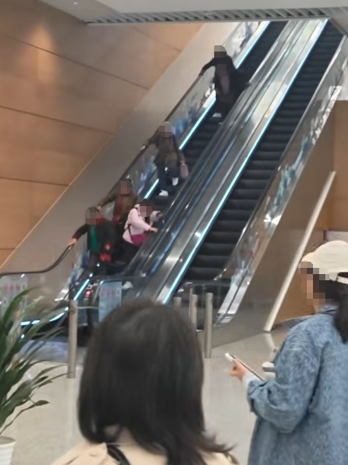 成都天府机场现惊险一幕：多名老人在扶梯上逆行，机场：所有扶梯均设有语音安全提示， ...