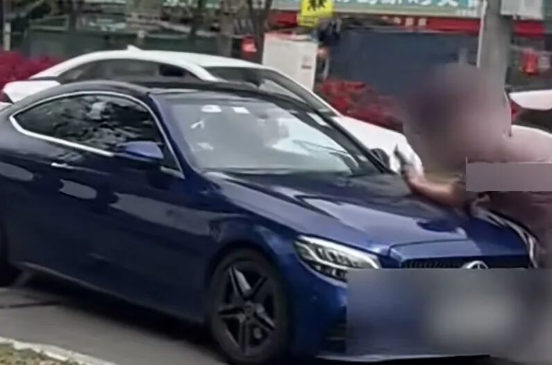 一奔驰车变道不打灯别停后车，争执后碰撞后车车主逃离，被行拘5日罚款500元 ... ...