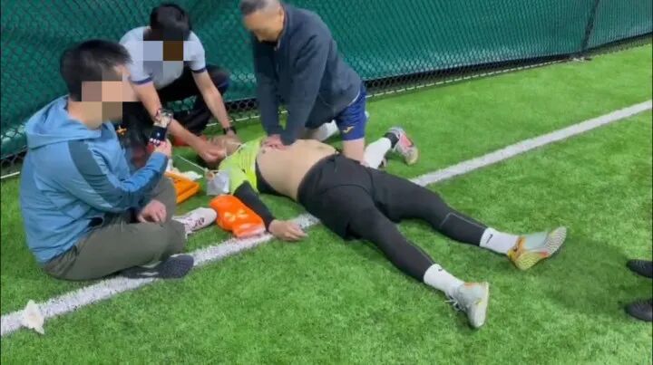40岁男子足球场突然倒地，心跳呼吸骤停！一群人冲了上去！网友：教科书式的操作……医 ...