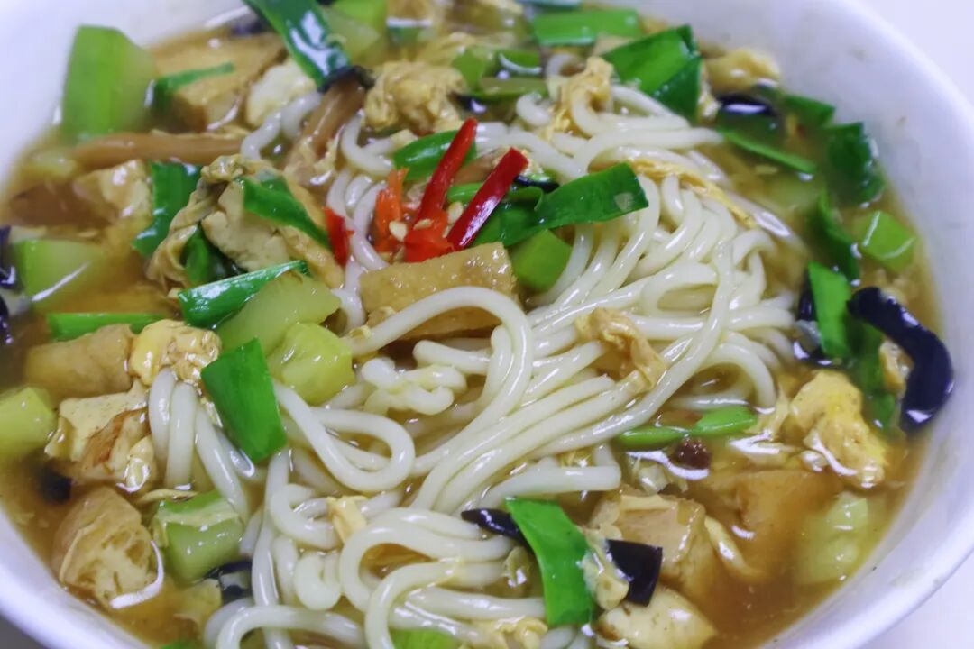 晒晒我和我妈的午餐，三鲜打卤面+虎皮凤爪，太香了！