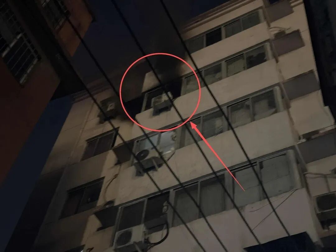 “免费烫头，值了！”00后辅警突遇居民楼起火，冲入火海后秒变“烟花烫”，网友直呼心 ...