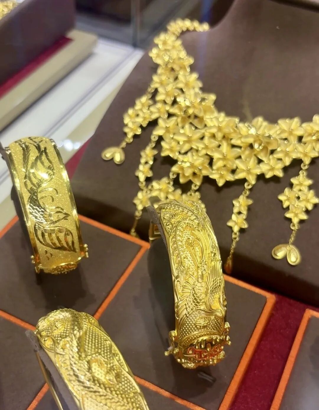 男子趁女友熟睡偷走37克黄金项链，卖了28000元用于还债，还用假项链调包，女友报警把  ...