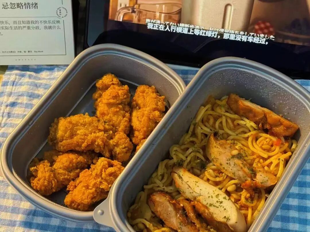 “您的外卖已送到，请及时取餐。”这熟悉的话，对于饥肠辘辘的打工人，是最暖心的慰藉。但你可能不知道，当厨师把滚烫的菜品直接导入塑料餐盒，或者你图省事，把外卖盒连油带菜一起塞进微波炉时，一场物理化学反应正 ...