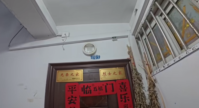 外卖小哥爬7楼送餐，一抬头看到门瞬间愣住，大脑一片空白！网友：泪目了 ... ...