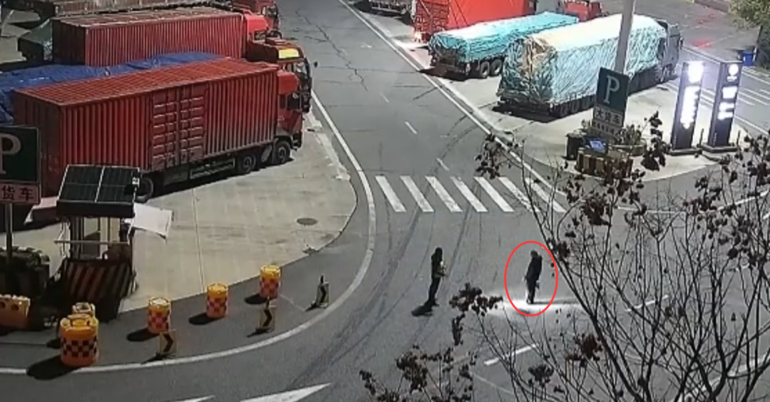 男子发现被大巴车司机落在服务区，手足无措，满脸焦虑！杭州交警化身“临时代驾”送无 ...