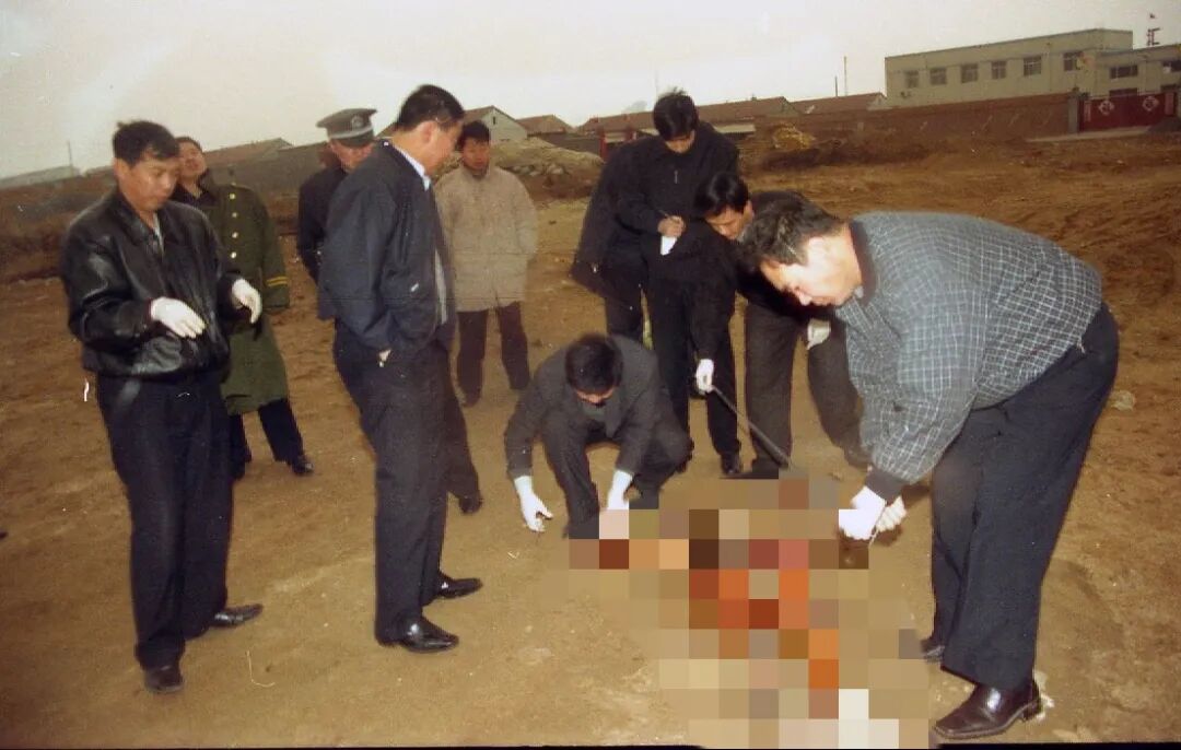 25年前李某因矛盾纠纷将黄某杀害，沙堆埋尸后潜逃，警方过筛23.7斤血沙锁定犯嫌疑人， ...