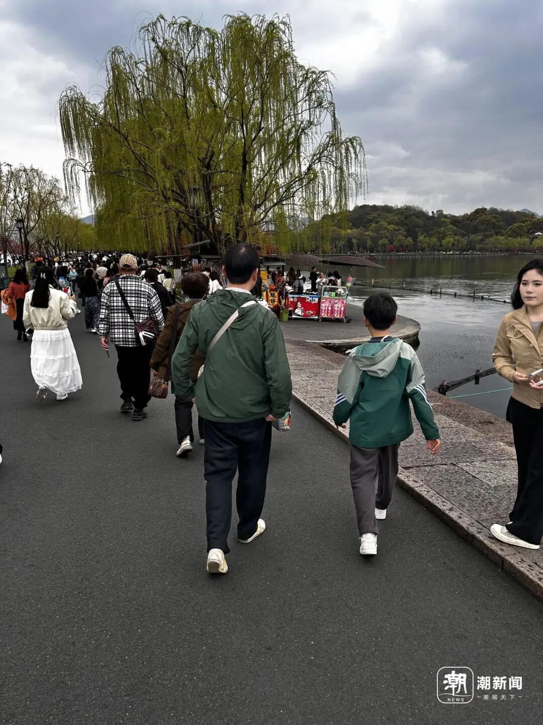 “小帅哥英语这么溜！”杭州10岁男孩西湖边“逮”老外练口语，妈妈拍下45个暖心瞬间 . ...