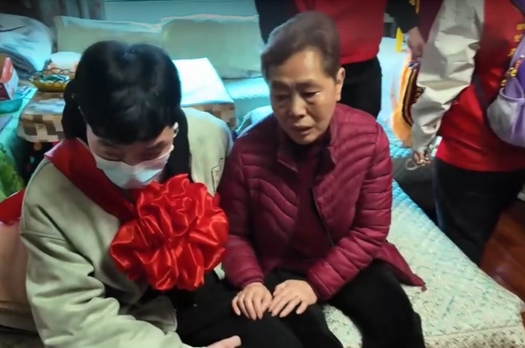 男子因爱吃折耳根坚信自己是云贵川人，寻亲多年终于找到母亲：3岁生日第二天家门口被  ...