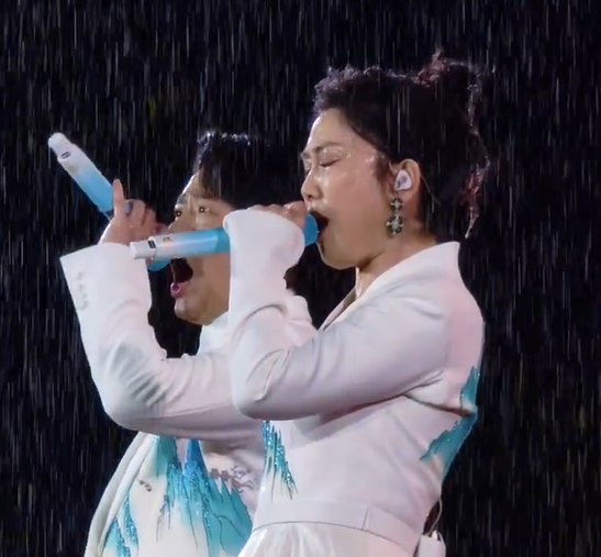 凤凰传奇演唱会突遇暴雨，两人扔掉雨伞边擦雨水边飙歌，玲花一度被淋到紧闭双眼，发文 ...