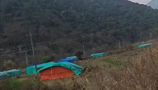 云南腾冲被曝村庄暗藏赌局，以节日活动为掩护聚众赌博，有人一晚输几十万，当地已抓获 ...