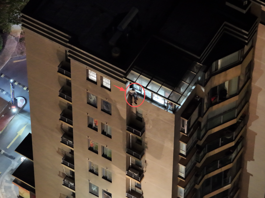 浙江一男子与女友吵架后，爬到11楼“吹风醒脑”，想回家时却发现回不去了 ... ...