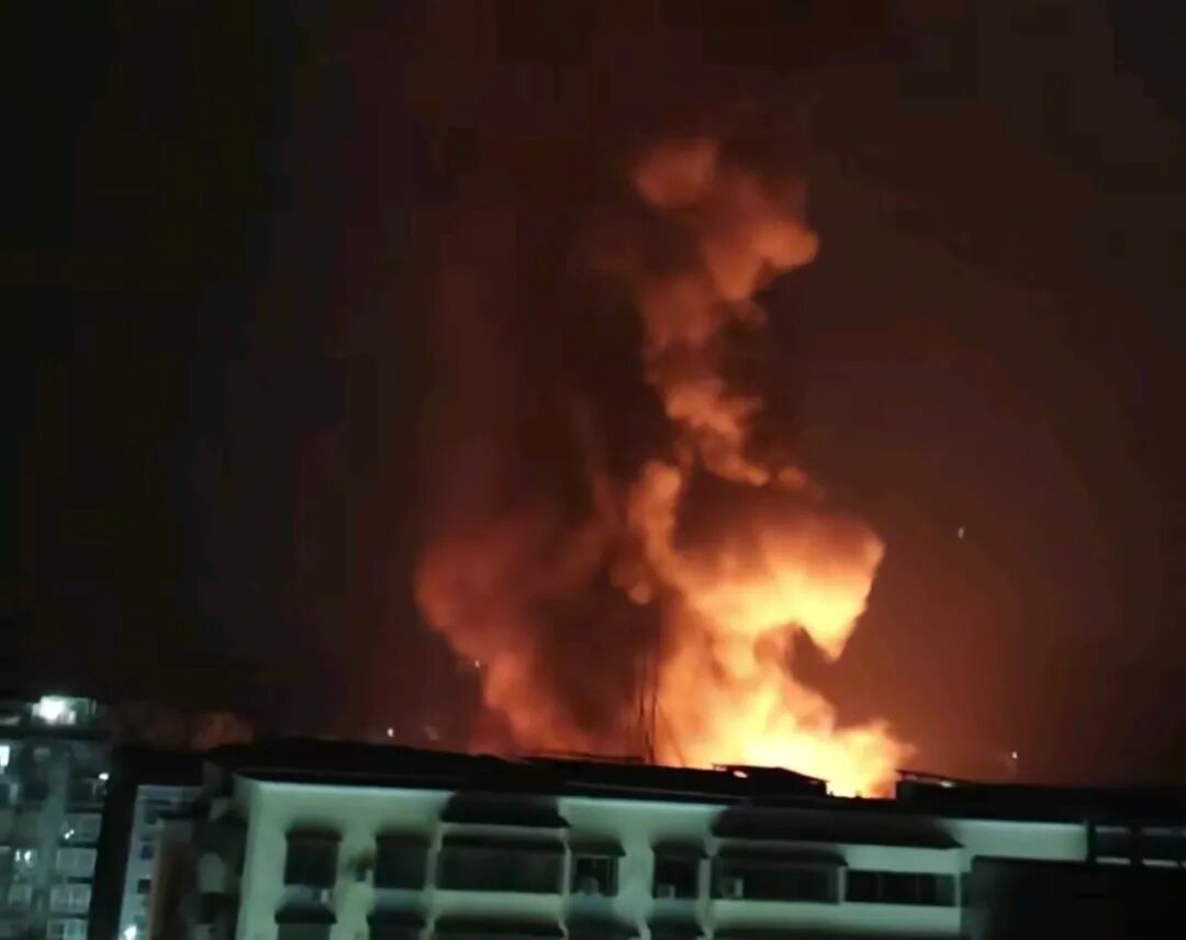 3月29日，多位网友发布视频称，重庆璧山区丁家街道的丁香榄菊蚊香厂房突发火灾，引发网友热议。视频画面显示，现场火势猛烈，浓烟滚滚，多辆消防车赶赴现场处置，部分视频中还能听到燃烧产生的噼啪声。3月30日，记者 ...