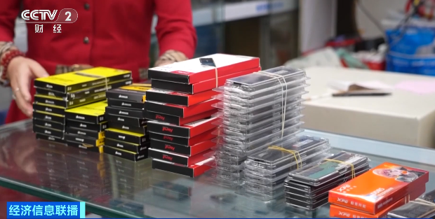 随着人工智能算力需求爆发全球内存产能供不应求相关产品价格一路走高然而就在市场一片狂热之际近日“内存条价格断崖式下跌”的话题冲上热搜第一▼从上周起内存市场价格都出现了明显回落原因是什么？广东深圳华强电子 ...