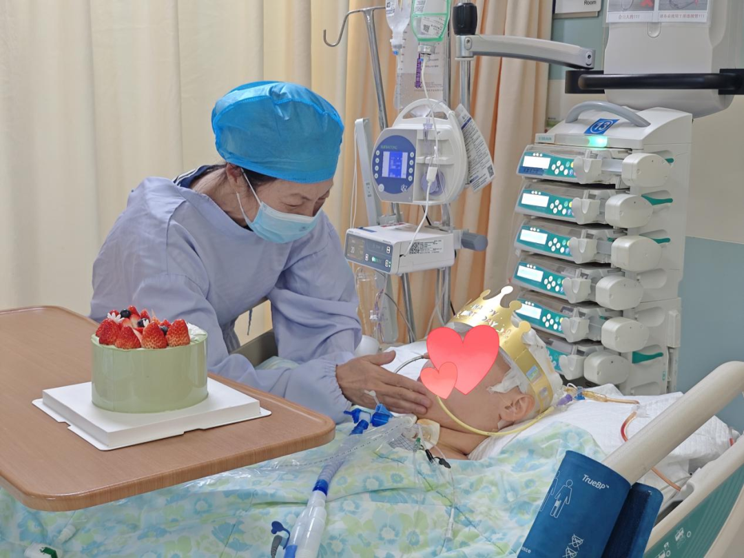 头痛一周，她没有在意等到昏迷送医时心脏已经停止跳动23岁的深圳女孩张小小（化名）怎么也没想到一场看似普通的头痛差点要了她的命而真正的“凶手”就藏在许多人家里那个每天开关的冰箱里头痛7天心脏骤停ICU里经历三 ...