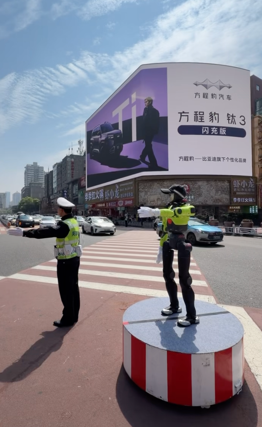 有人骑车不戴头盔被机器人拦住了，长沙交警两位“赛博”同事上岗，市民直呼太有科技感 ...