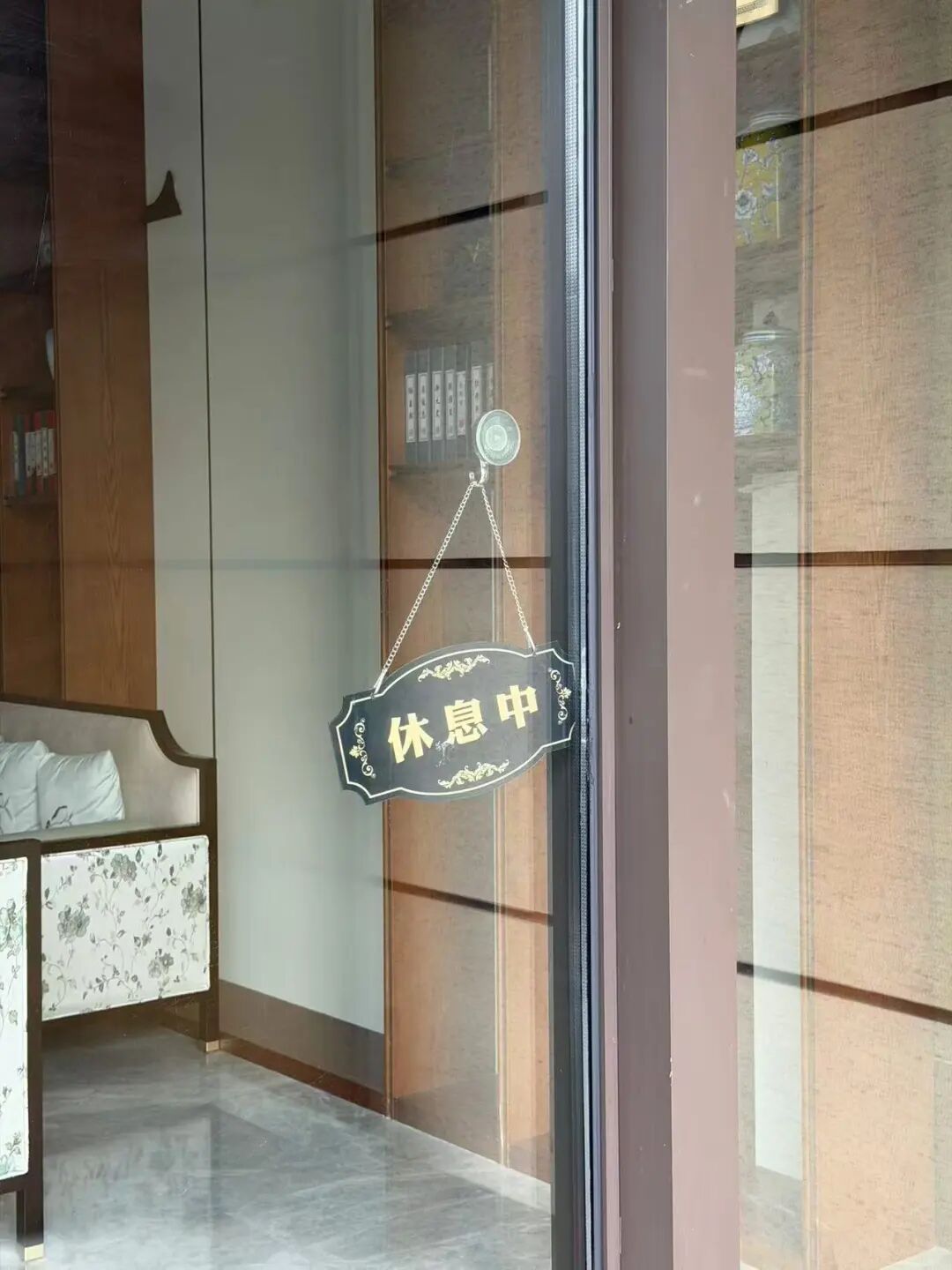 杭州一女子花费4万7医美，注射后面部肿胀、过敏，院方只愿退8000元...... ... ... ...