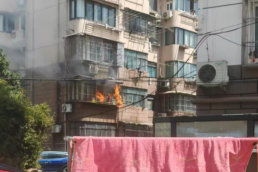 上海一小区突发火情！他“扔下”10岁儿子，冲进现场，开始专业级灭火… ... ...