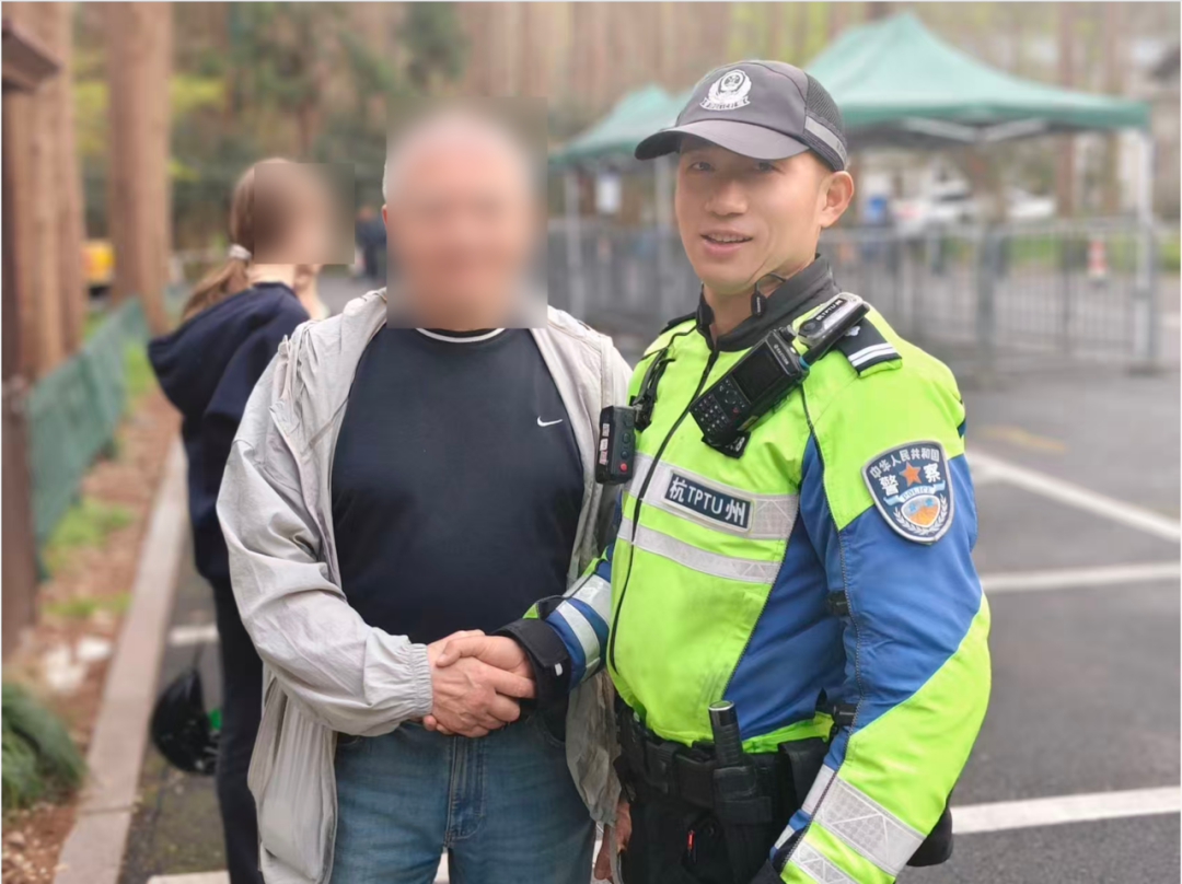 两年坚持，9100个单词！杭州交警中英文无缝切换，外国人主动邀请合影，被赞“又帅又专 ...