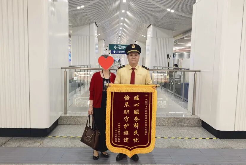 74岁奶奶接到亲人病危通知从广州赶回武汉，心急之下买错城际车票，工作人员一路护送在 ...