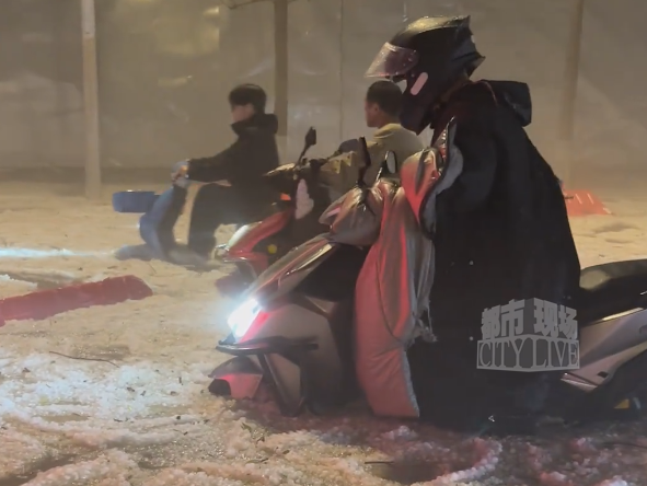 贵阳街头“冰流成河”，大量冰雹倾泻而下，市民：冰雹堆到车门高度，没过电动车轮；中 ...