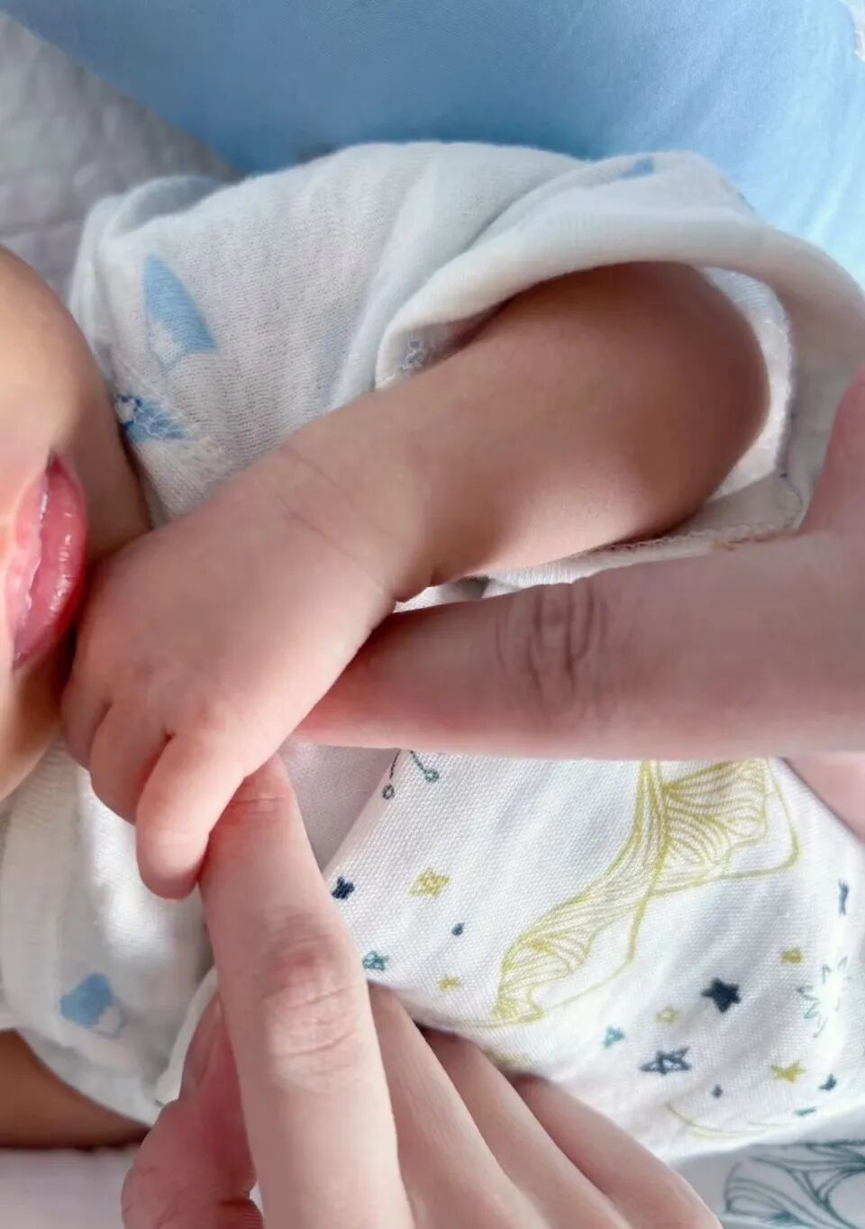 特步“二公主”丁佳敏官宣生子，与七匹狼“二公子”周力源从初中相识并结婚，何猷君、 ...