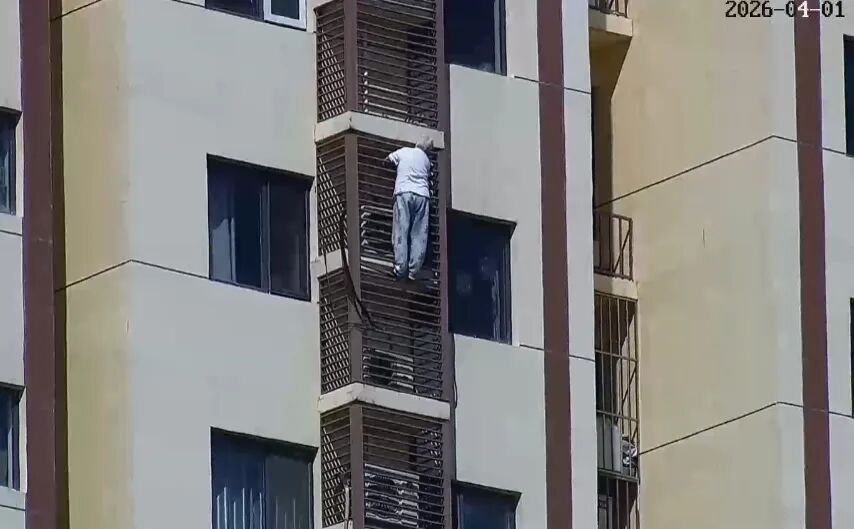 北京89岁独居奶奶被困家中，翻窗从27层爬到21层，体力不支悬在50米高空，消防紧急救援 ...