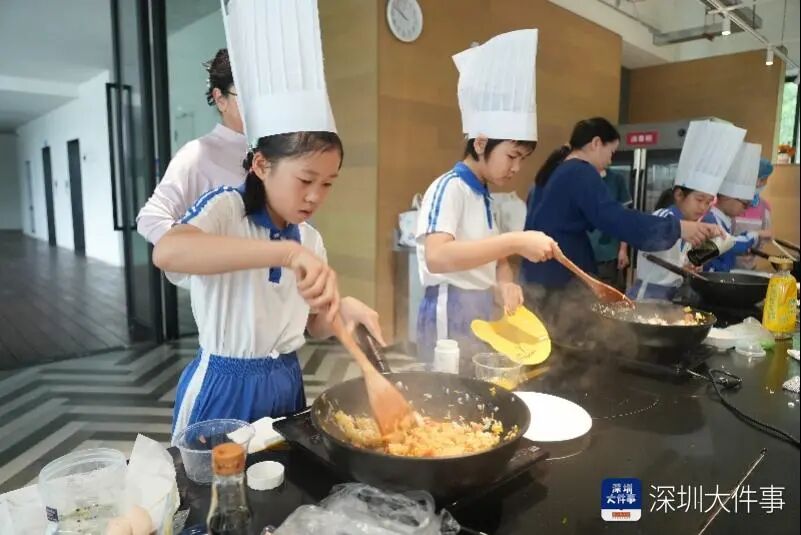 笑死！小学生在校比拼掌勺，有家长连吃一周蛋炒饭！网友：太会玩了 ... ...