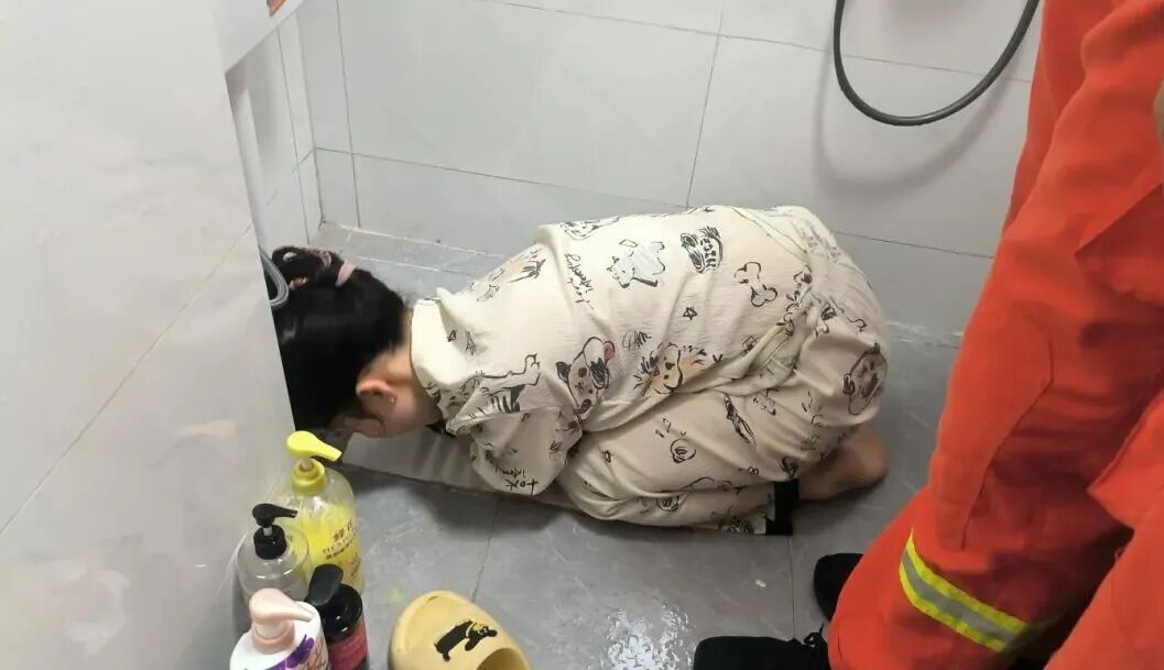 广州一女子洗澡时伸手捡掉入厕所的塑料瓶，却被紧紧卡住右手“无法自拔”，消防营救： ...