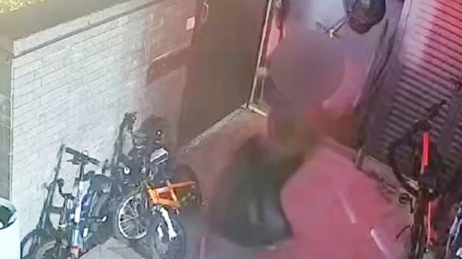 上海女子报警：家里20余件名牌包和首饰不见了，金额超百万元！民警查看监控，在门口垃 ...