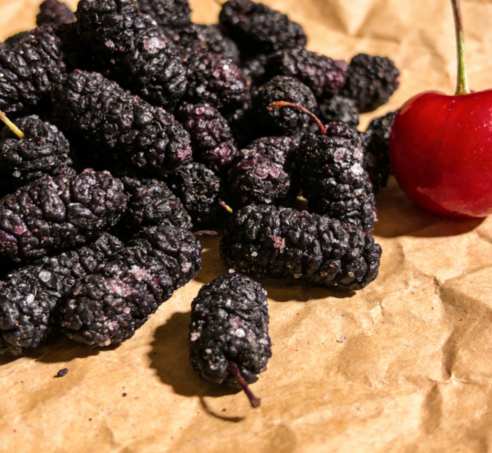 78岁大爷没事爱用桑葚干泡茶，2年后去医院体检，身体发生了4个转变 ... ...