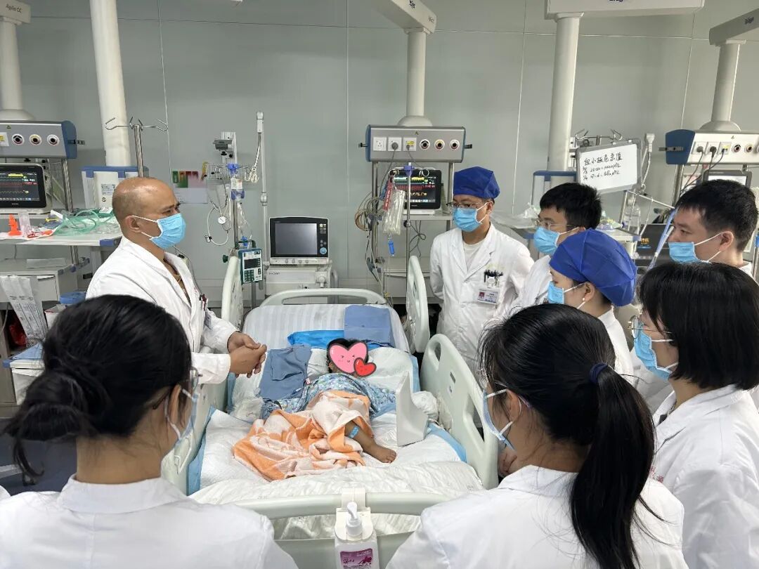 云南3岁女童在家被眼镜王蛇咬伤，全身瘫痪呼吸衰竭，“假死”3天奇迹生还 ... ...