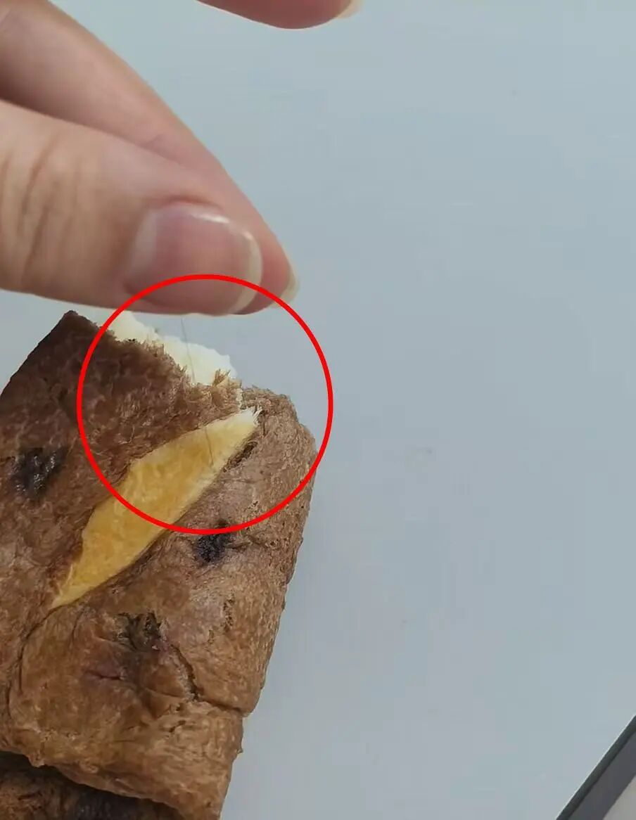 长沙消费者称在罗森尼娜买的面包中吃出毛发，拒绝了门店退款+50元赔偿的方案，已向123 ...