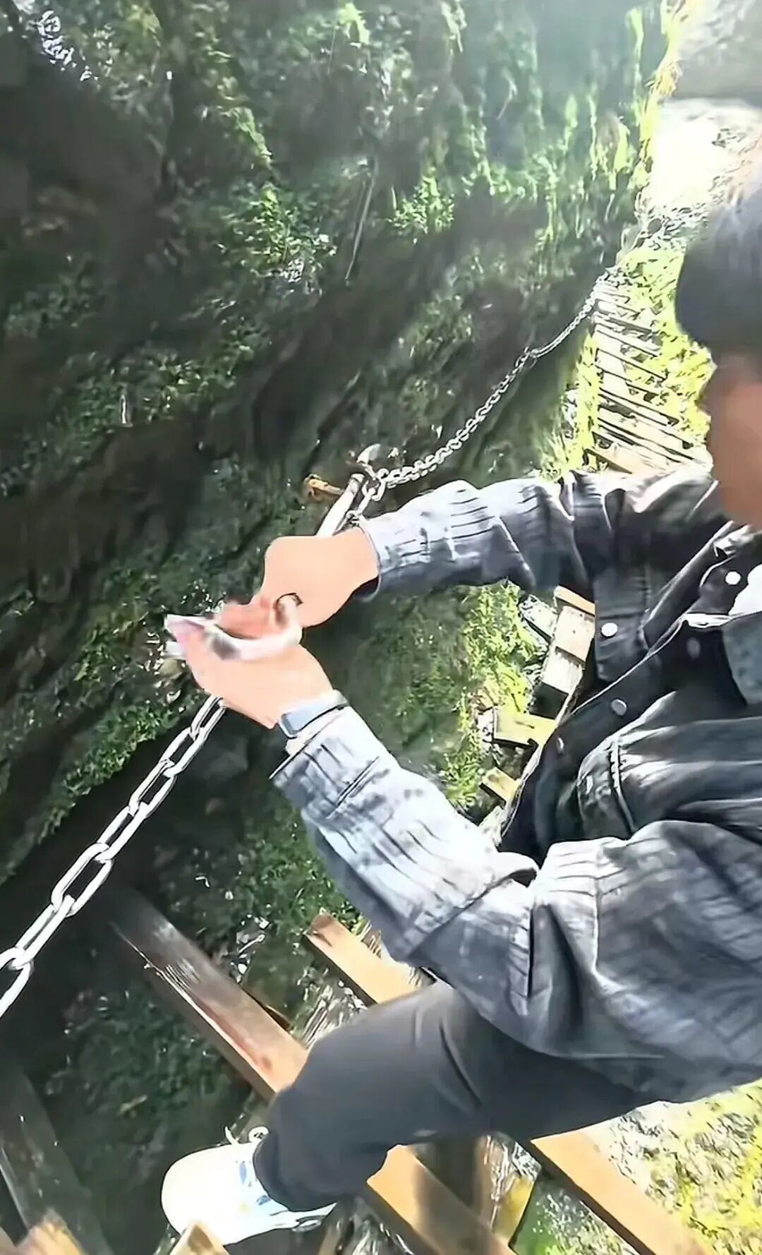 安徽一景区钢筋脱落后“秒整改”获十万网友点赞，景区：“惭愧惭愧，绝不再出‘洋相’ ...