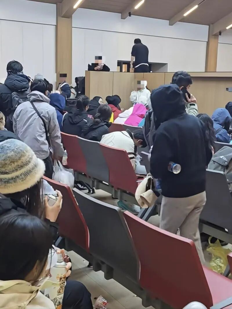 游客称被困玉龙雪山5小时，冻到失温，“陆续有人晕了”，景区回应 ... ...