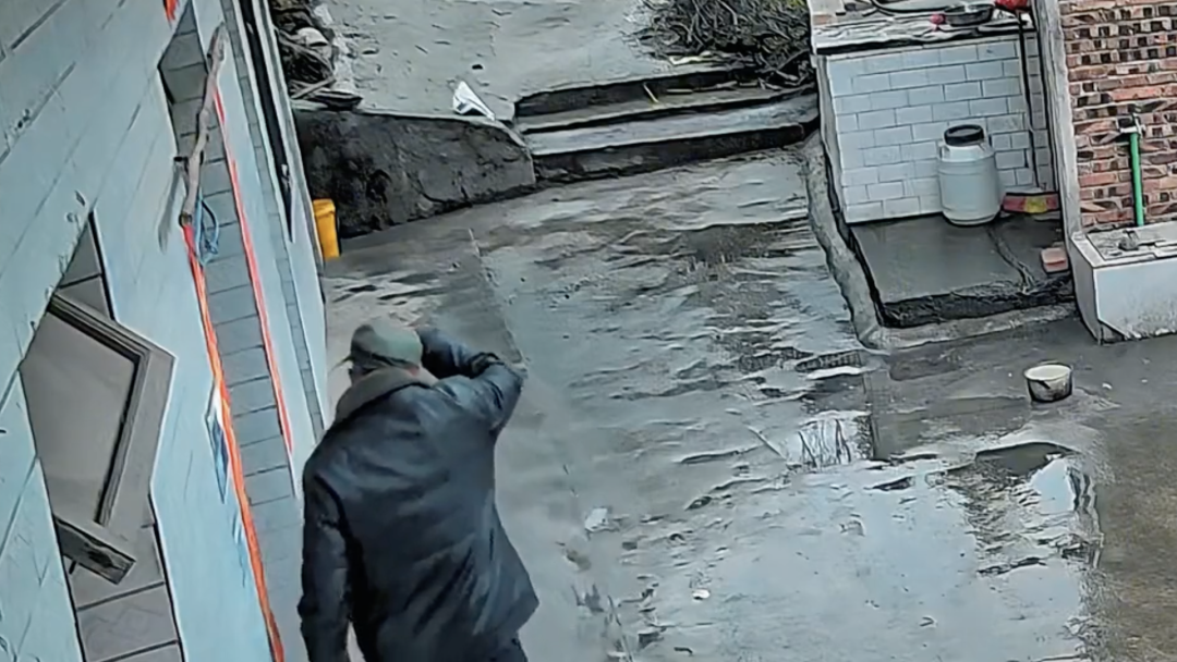 你走后19年，爸爸还经常戴着你的帽子……