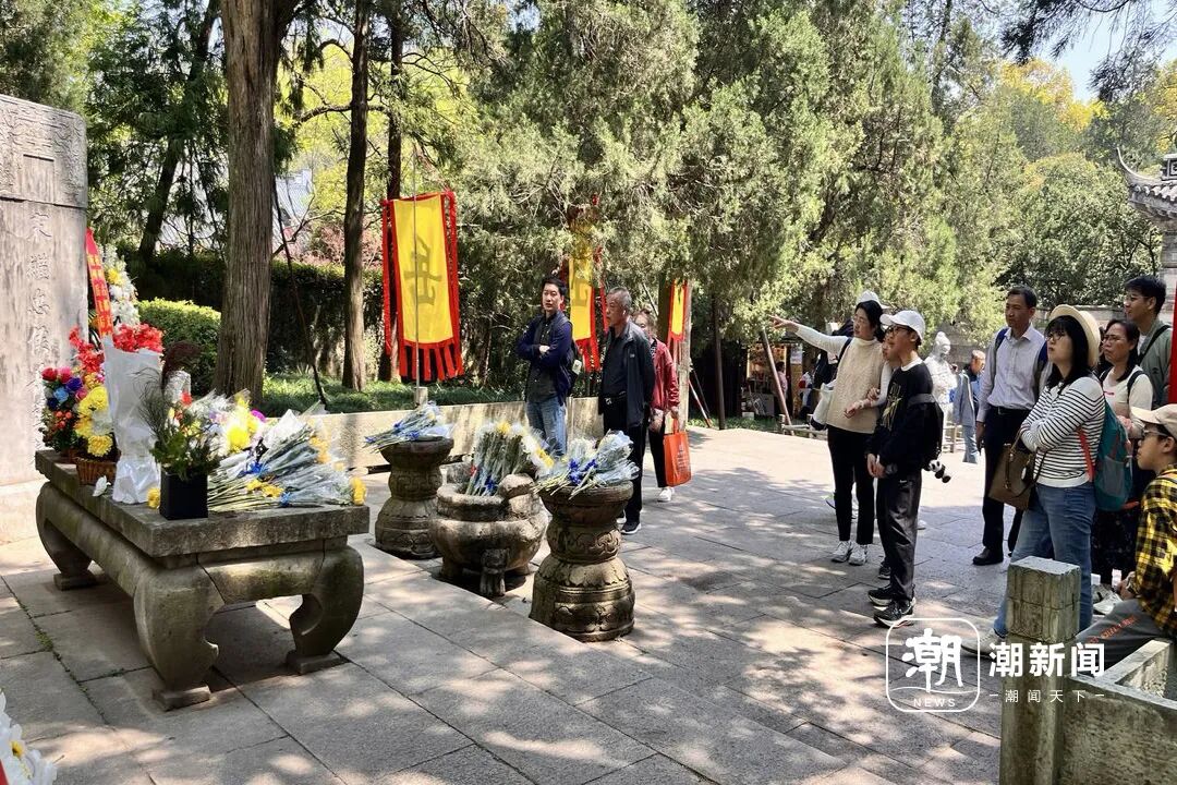 有人在西湖边暴走3万步，一口气祭扫了18位历史名人的墓；岳飞墓前敬酒，于谦墓前送止  ...