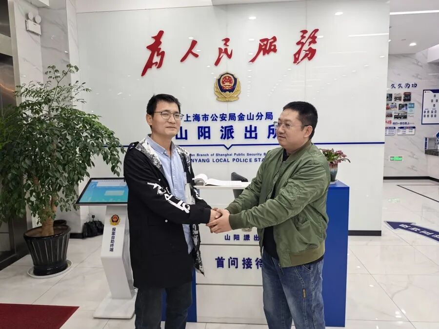 事发上海！7岁男孩落水，37岁男子手机一丢就跳了下去，救人后默默离去…… ... ...