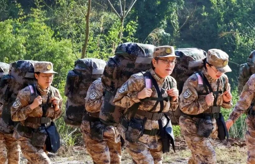 58岁，她穿上迷彩，被授予预备役大校军衔